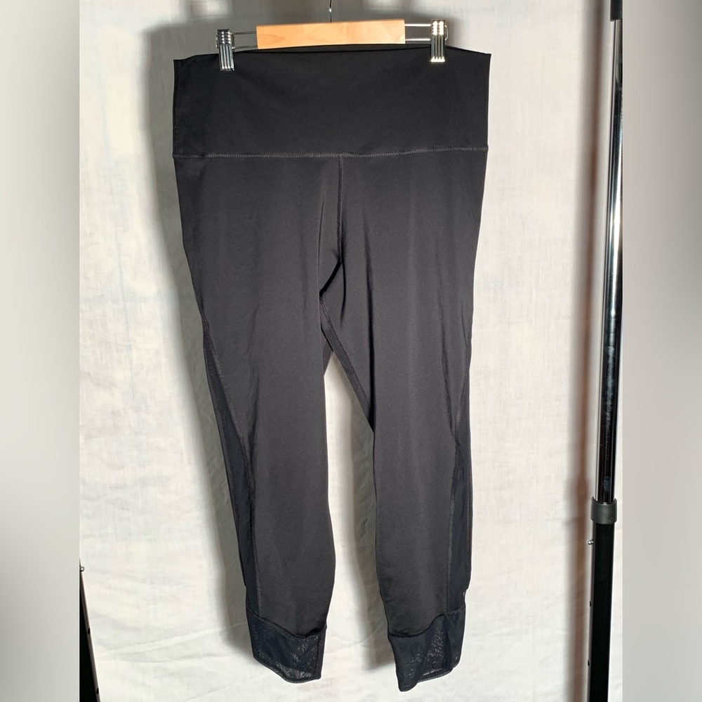 Nike cropped yoga pants| color: black| Womans size: XL| No: flaws|